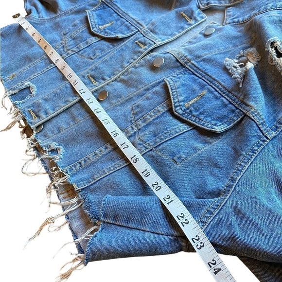 36 Points 5  Blue Denim Oversized Destroyed Jean Jacket Size Small - Picture 6 of 15
